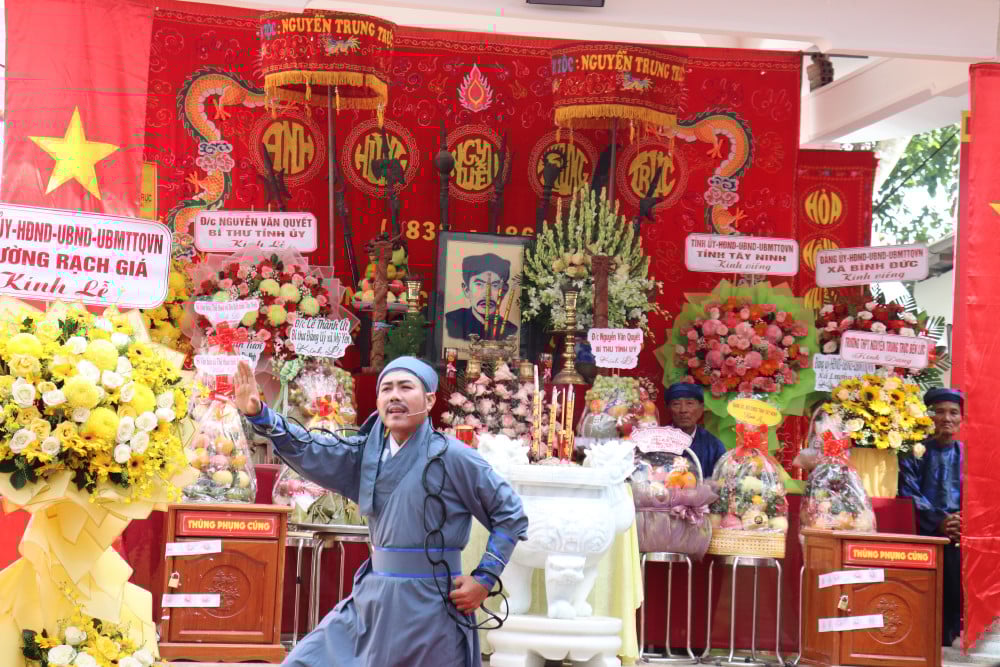 Oferirea de tămâie în memoria Eroului Național Nguyen Trung Truc la Xom Nghe