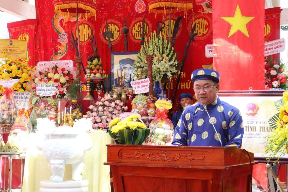 Oferirea de tămâie în memoria Eroului Național Nguyen Trung Truc la Xom Nghe