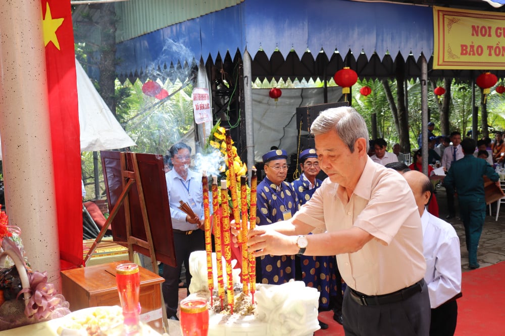 Oferirea de tămâie în memoria Eroului Național Nguyen Trung Truc la Xom Nghe