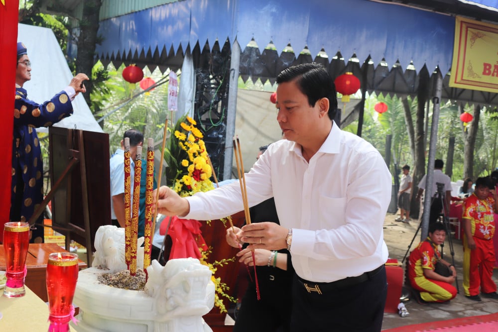 Oferirea de tămâie în memoria Eroului Național Nguyen Trung Truc la Xom Nghe