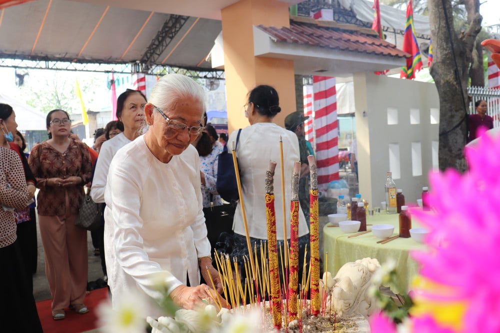 Oferirea de tămâie în memoria Eroului Național Nguyen Trung Truc la Xom Nghe