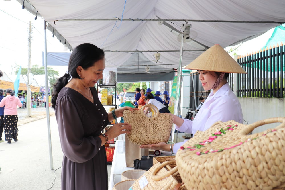 Oferirea de tămâie în memoria Eroului Național Nguyen Trung Truc la Xom Nghe