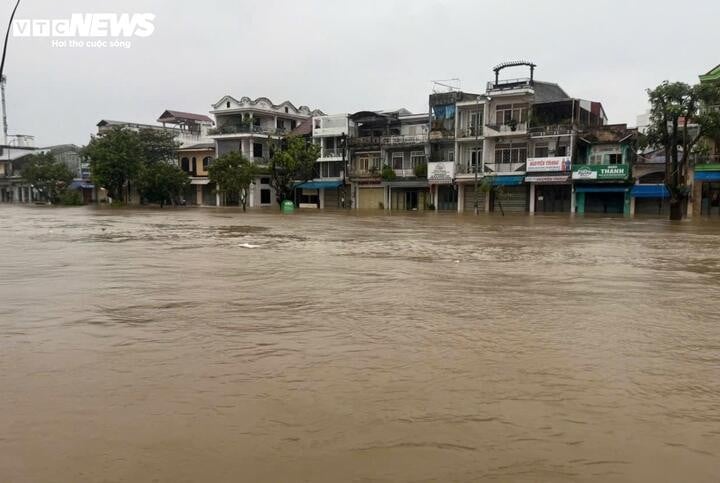 Η πρόσφατη ιστορική πλημμύρα βύθισε 34/40 κοινότητες και διαμερίσματα στην πόλη Χουέ.
