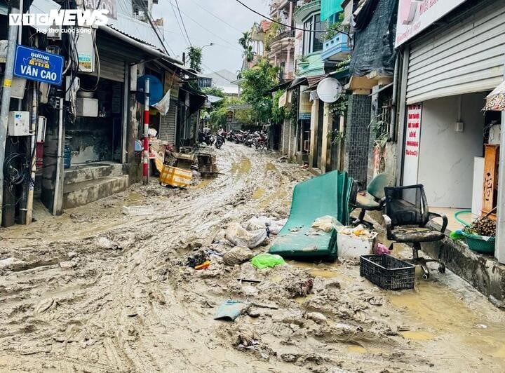Η πλημμύρα υποχώρησε, αφήνοντας πίσω της καταστροφές σε πολλές κεντρικές επαρχίες, ιδιαίτερα στο Χουέ και στο Ντα Νανγκ.