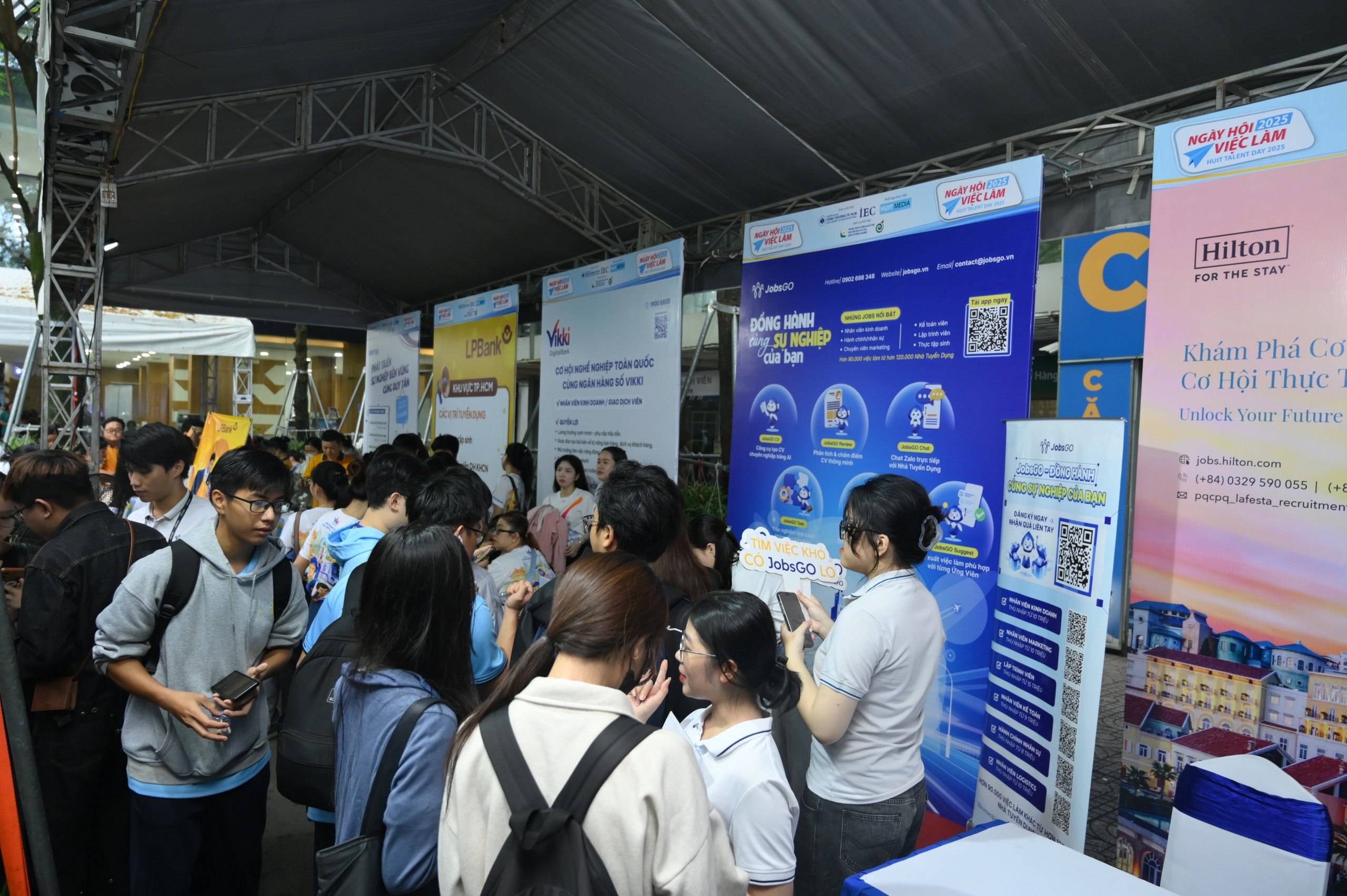 Gần 10.000 sinh viên và người lao động 