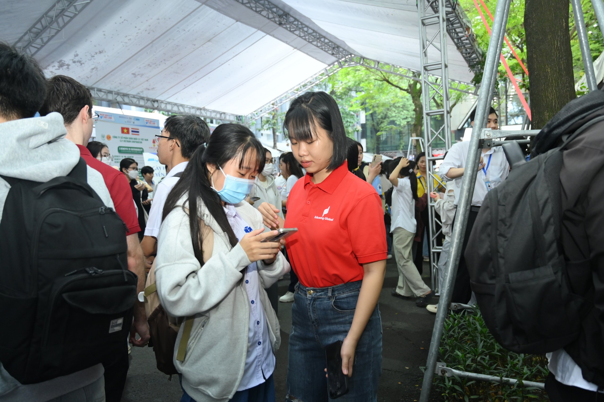 Gần 10.000 sinh viên và người lao động 