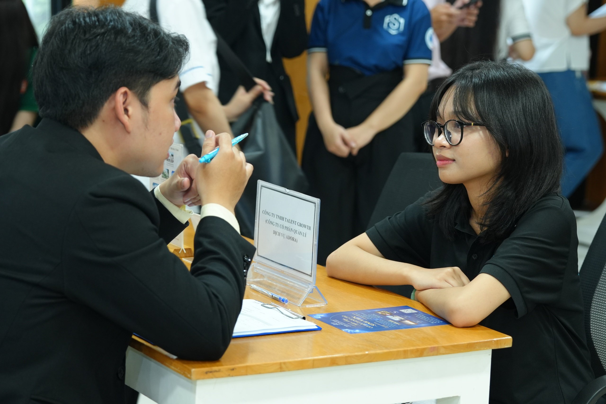 Gần 10.000 sinh viên và người lao động 