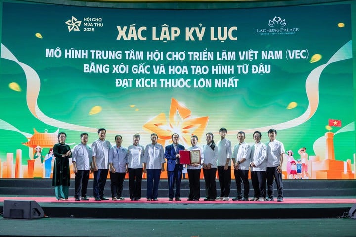 Mô hình Trung tâm triển lãm Việt Nam được tạo hình từ 410 kg xôi gấc và 100 kg đậu đã xác lập kỷ lục Việt Nam.