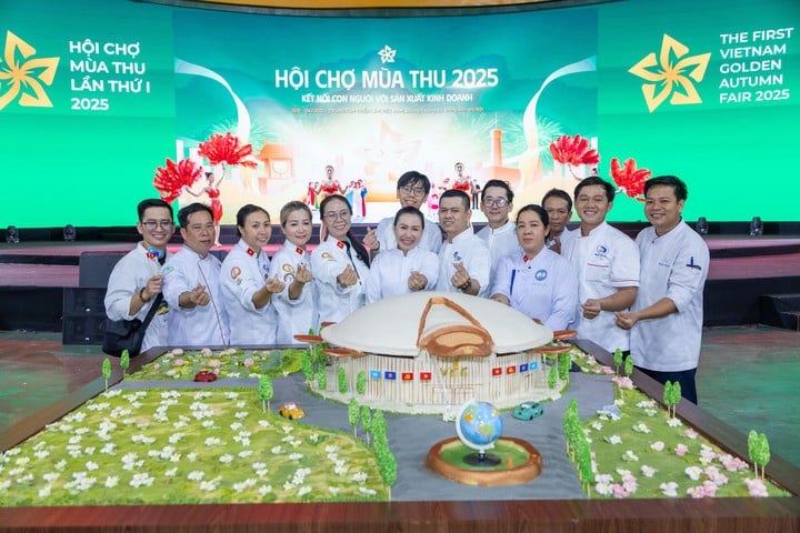 Các nghệ nhân tham gia tạo dựng hình ảnh mô hình trung tâm triển lãm Việt Nam bằng xôi gấc và đậu xanh.