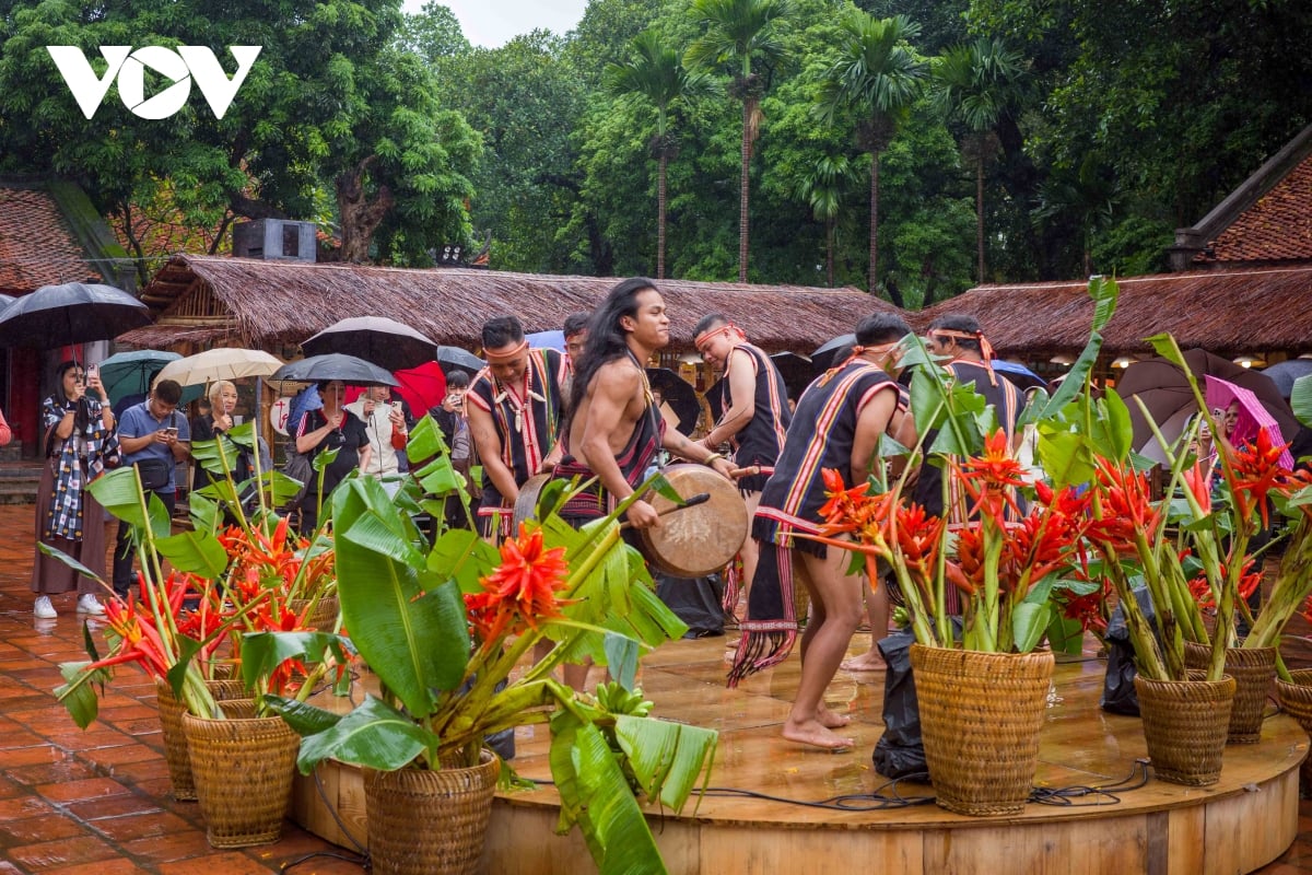 Templul Literaturii - Quoc Tu Giam este plin de culori culturale, devenind un loc de întâlnire pentru cunoaștere, creativitate și dragoste pentru moștenirea vietnameză.