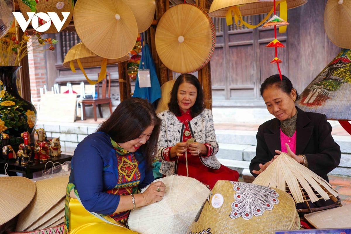 Pălăriile din satul Chuong sunt elegante și moi - un simbol al frumuseții femeilor nordice antice.