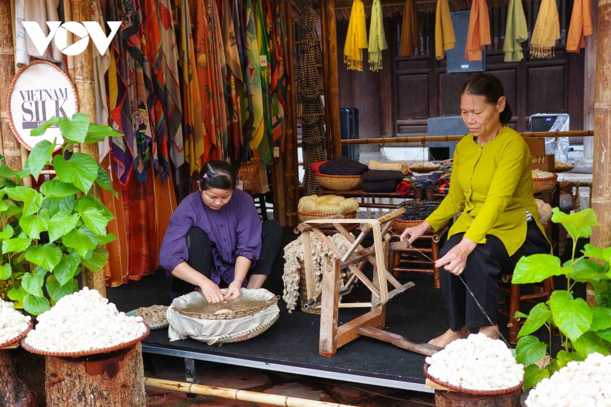 Spațiul curții Thai Hoc se înviorează cu culori festive, conectând trecutul și prezentul în suflul toamnei din Capitală.