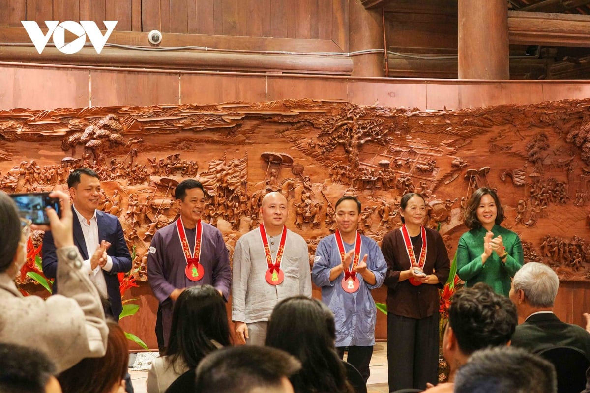 Dna Le Thi Anh Mai - directoarea adjunctă a Departamentului de Cultură și Sport din Hanoi (Blue Ao Dai) a acordat medalii comemorative artizanilor participanți la Festivalul Thang Long - Hanoi 2025, la Templul Literaturii - Quoc Tu Giam.