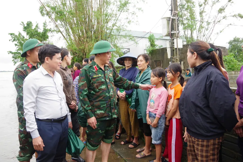 Thiếu tướng Hoàng Duy Chiến thăm hỏi, động viên bà con nhân dân phường Vũng Áng