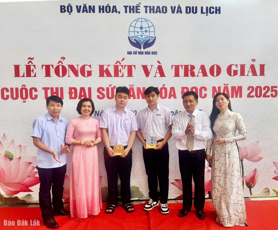 Pham Thanh Tam och Nguyen Thanh Thien tog foton med lärare på leexx för att dela ut priserna.