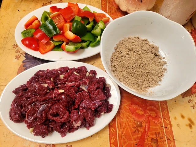 家族向けの、おいしくて栄養たっぷりのブラックペッパービーフソースを使った寒い日にぴったりの美味しい料理 - 写真 2。 Món ngon ngày lạnh với thịt bò sốt tiêu đen thơm ngon bổ dưỡng cho gia đình - Ảnh 2.