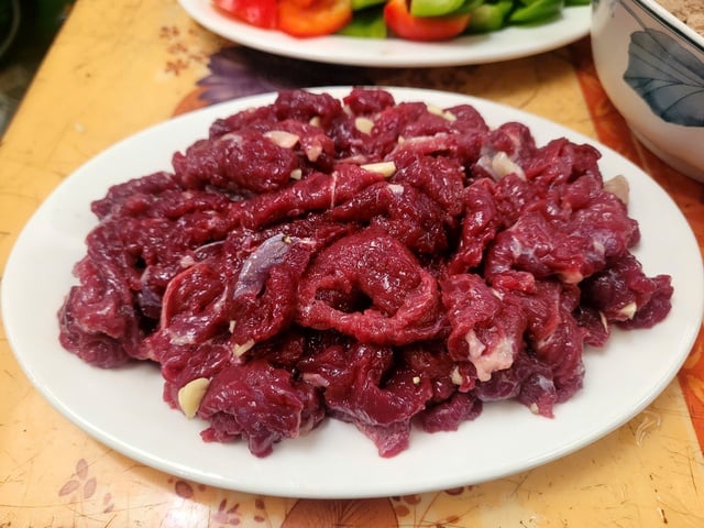 寒い日のためのおいしい料理:レストランのようにおいしく、温かくて栄養たっぷりの牛肉料理の作り方 - 写真 3。 Món ngon ngày lạnh: Cách làm món ngon với thịt bò ngon thơm ngon như nhà hàng vừa ấm bụng vừa bổ dưỡng - Ảnh 3.