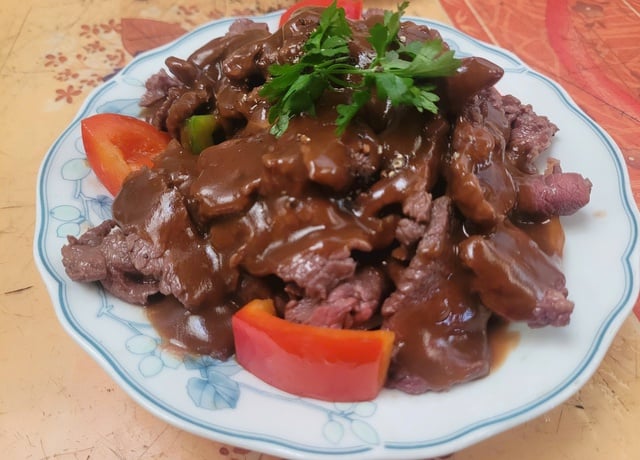 家族向けの、おいしくて栄養たっぷりのブラックペッパービーフソースを使った寒い日にぴったりの料理 - 写真 3。 Món ngon ngày lạnh với thịt bò sốt tiêu đen thơm ngon bổ dưỡng cho gia đình - Ảnh 3.