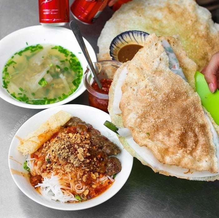 Thưởng thức bánh đập cùng nước mắm pha đặc trưng