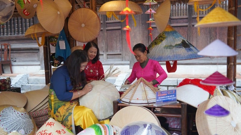 แนะนำความงดงามการทำหมวก ณ วัดวรรณกรรม – โบราณสถาน Quoc Tu Giam