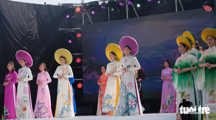 Több száz vegetáriánus fogás vár felfedezésre a 2025-ös Vegetáriánus Ételfesztiválon - 6. kép. ẩm thực chay - Ảnh 6.