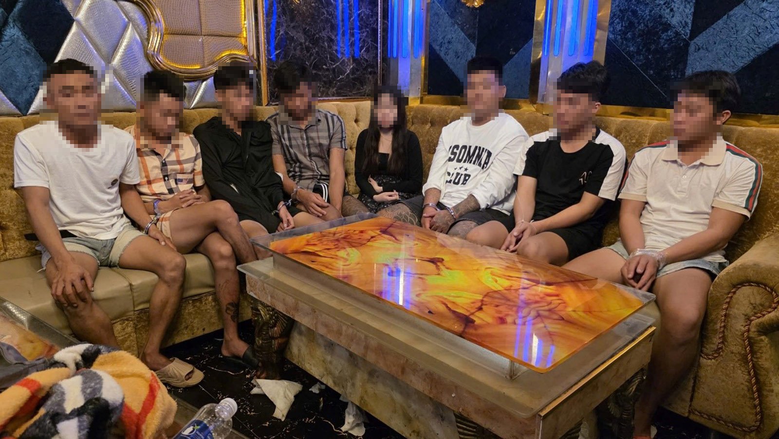 24 narkotikapositive personer pågrepet på Karaoke Ngoc Anh