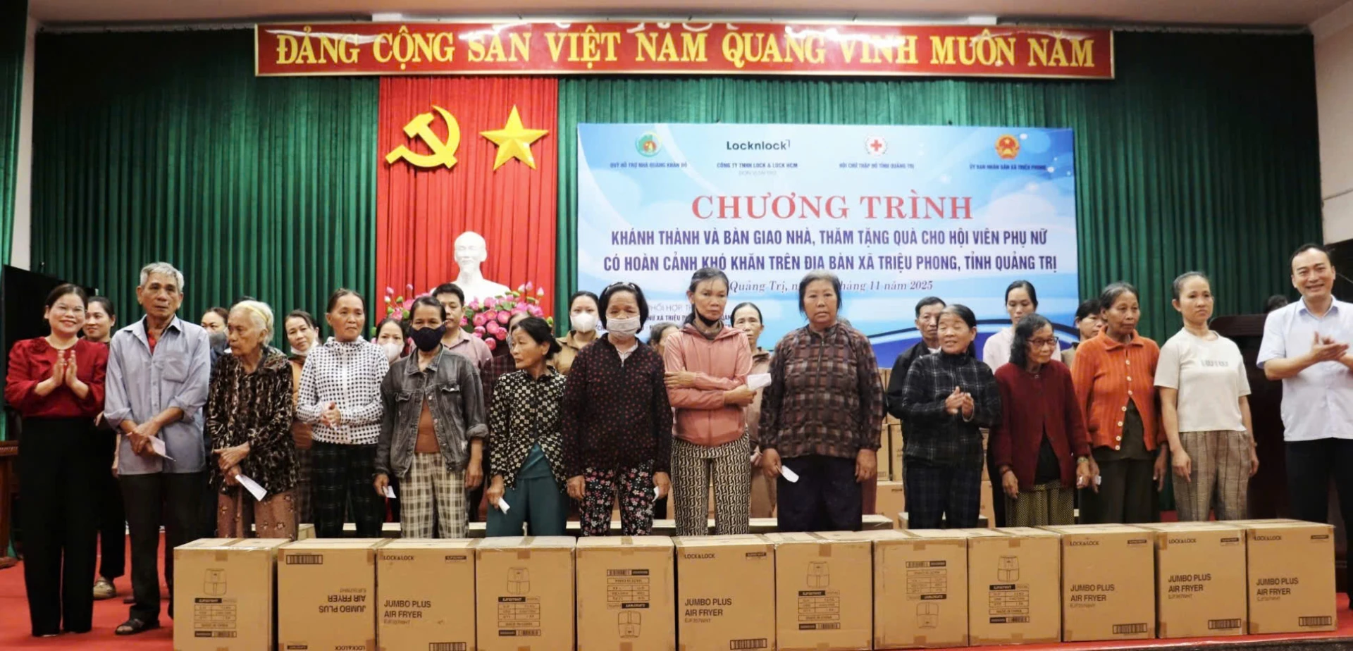 Geschenke an Frauen, die arme Haushalte führen, und Frauen in schwierigen Lebenslagen in der Gemeinde Trieu Phong – Foto: K.S.