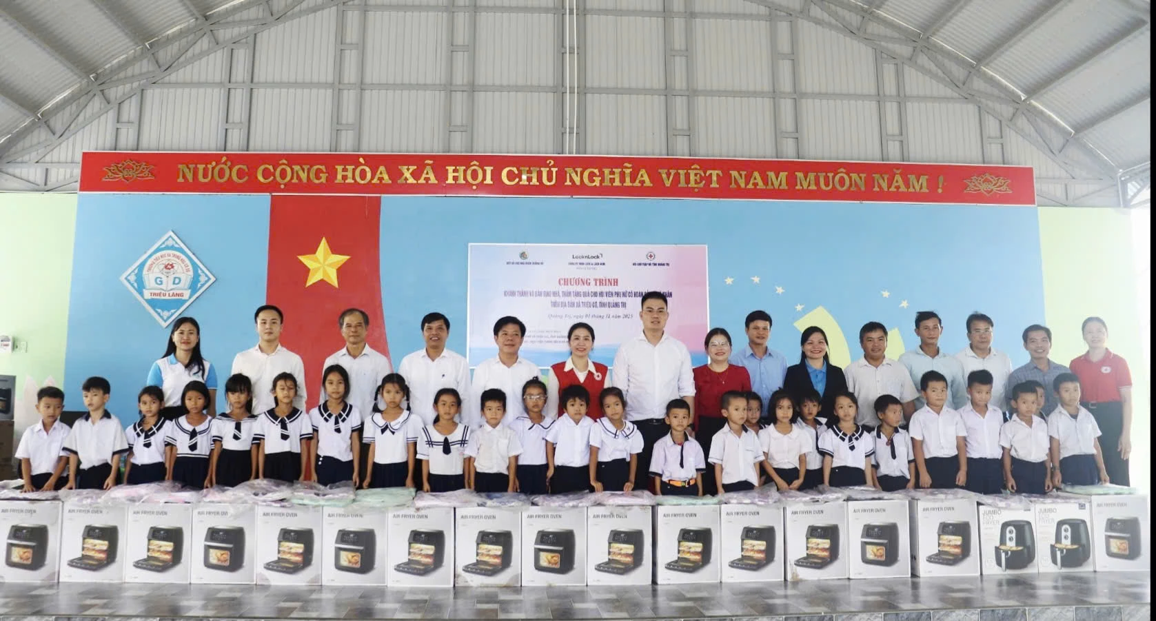 Geschenke für Schüler in schwierigen Lebenslagen in der Gemeinde Trieu Co – Foto: K.S.