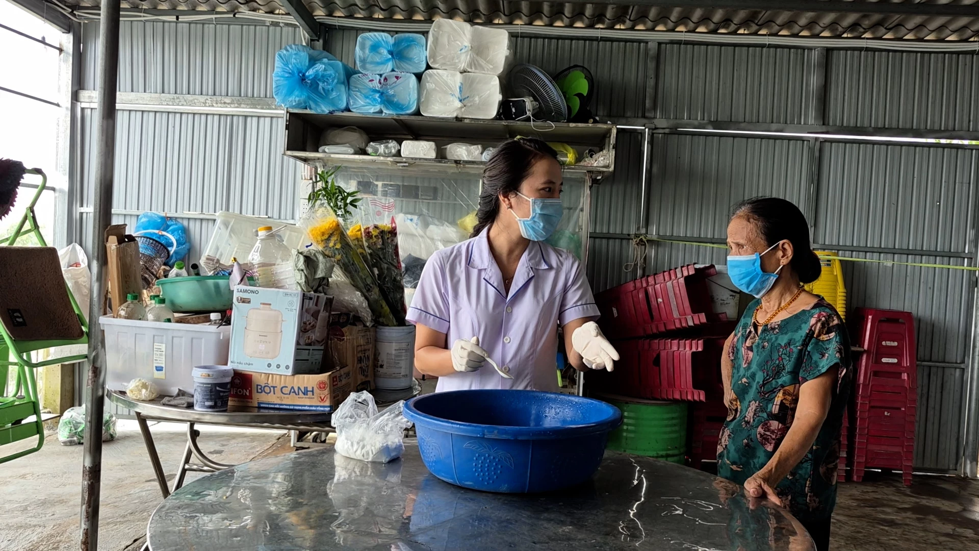 បុគ្គលិកពេទ្យនៅឃុំ Dien Sanh ណែនាំប្រជាជនអំពីវិធីព្យាបាលទឹកក្រោយទឹកជំនន់។