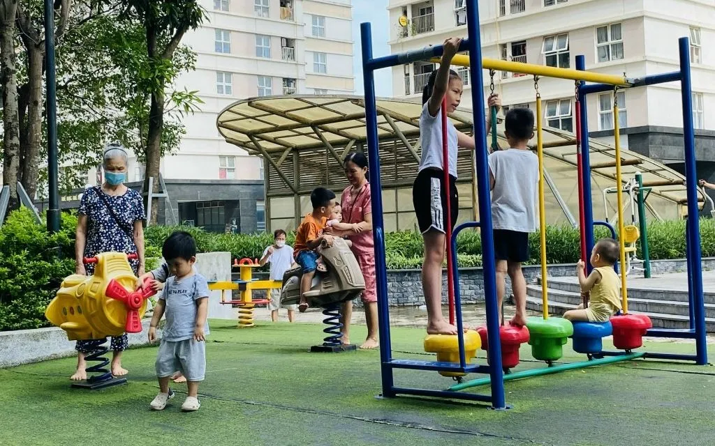 ទីក្រុងហូជីមិញមានអគារអាផាតមិនប្រមាណ ១៧៧១ ខ្នង ដែលមានប្រជាជនរាប់សែនគ្រួសាររស់នៅទីនោះ។ TP Hồ Chí Minh có khoảng 1.771 nhà chung cư với hàng trăm nghìn hộ dân sinh sống.