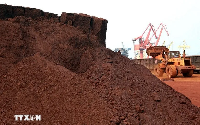 សត្វកម្រត្រូវបានគេដឹកជញ្ជូនសម្រាប់ការនាំចេញនៅ Lianyungang ក្នុងខេត្ត Jiangsu ប្រទេសចិន។ (រូបថត៖ AFP/VNA) Đất hiếm được đưa đi xuất khẩu tại Liên Vân Cảng ở tỉnh Giang Tô, Trung Quốc. (Ảnh: AFP/TTXVN)