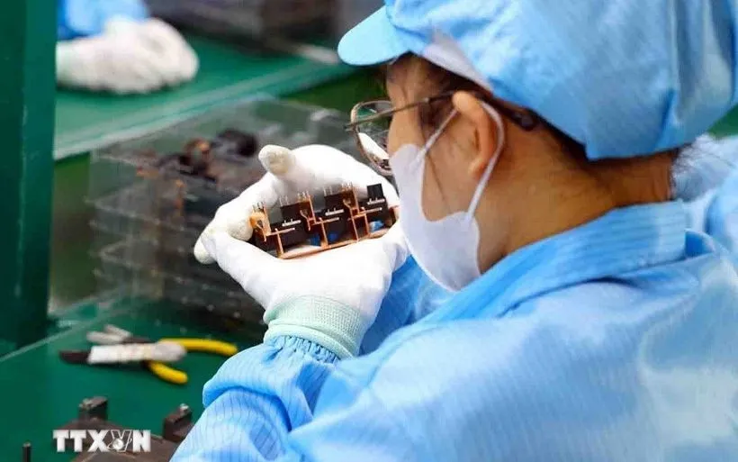 ការផលិតគ្រឿងបន្លាស់អេឡិចត្រូនិច។ (ប្រភព៖ VNA) Sản xuất linh kiện điện tử. (Nguồn: TTXVN)