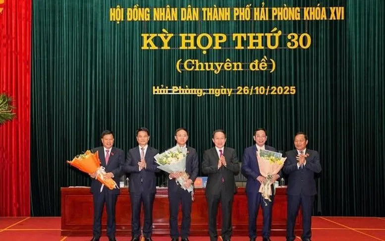하이퐁 시 지도자들은 Vu Tien Phung 씨(맨 왼쪽)와 Le Trung Kien 씨(오른쪽에서 두 번째)에게 축하를 전했습니다. Lãnh đạo TP Hải Phòng chúc mừng các ông Vũ Tiến Phụng (ngoài cùng bên trái) và ông Lê Trung Kiên (thứ 2 từ phải qua).