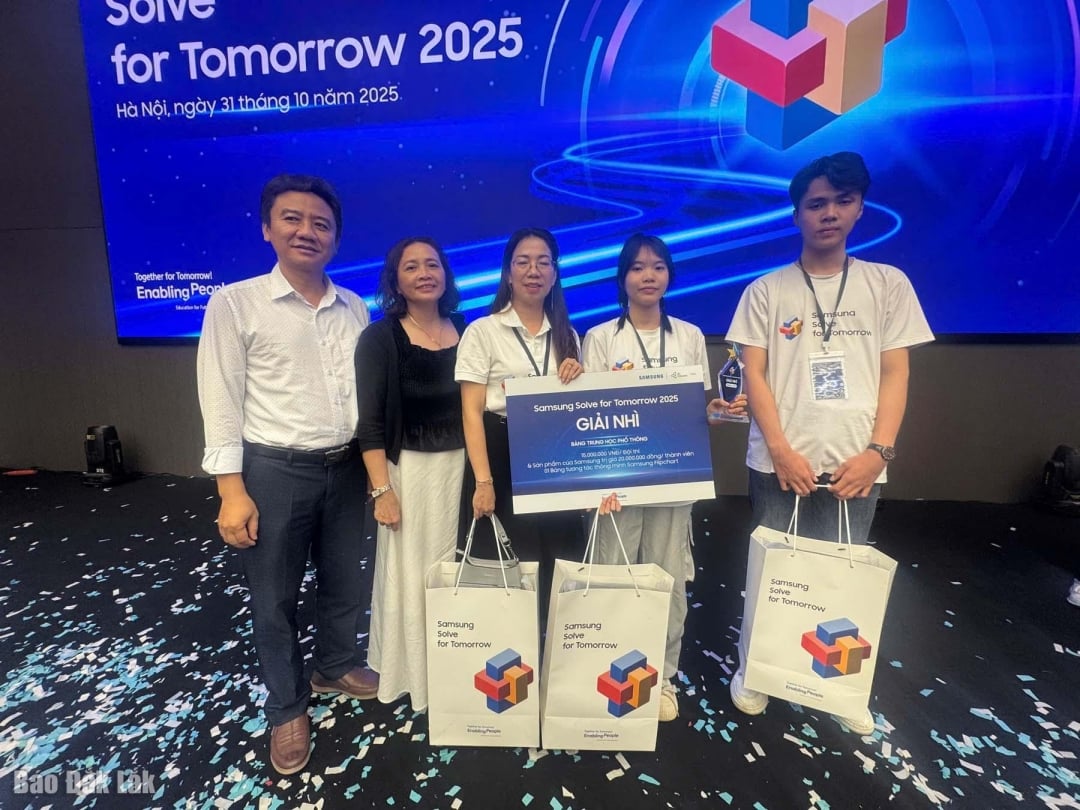 ក្រុមវិទ្យាល័យ Le Hong Phong បានថតរូបអនុស្សាវរីយ៍ក្នុងការប្រកួត។ រូបថត៖ Cong Toan