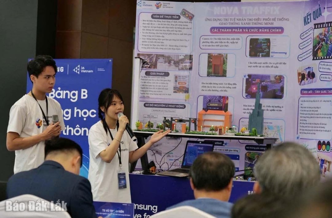 បេក្ខជនមកពីក្រុមវិទ្យាល័យ Le Hong Phong បានបង្ហាញពីគំនិតគម្រោងរបស់ពួកគេ។ រូបថត៖ Cong Toan