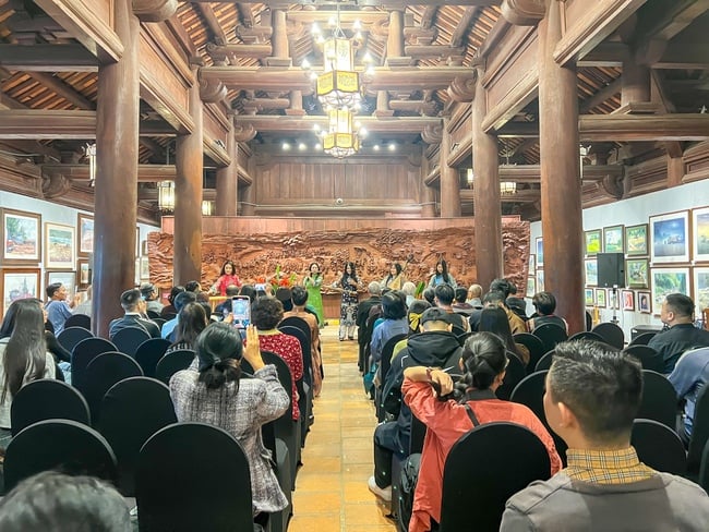 “ការបង្រួបបង្រួមបេតិកភណ្ឌ”៖ ផ្សព្វផ្សាយតម្លៃប្រពៃណីក្នុងលំហូរច្នៃប្រឌិតថាាំងឡុង-ហាណូយ - រូបថត ២. “Hội tụ di sản”: Lan tỏa giá trị truyền thống trong dòng chảy sáng tạo Thăng Long – Hà Nội - Ảnh 2.