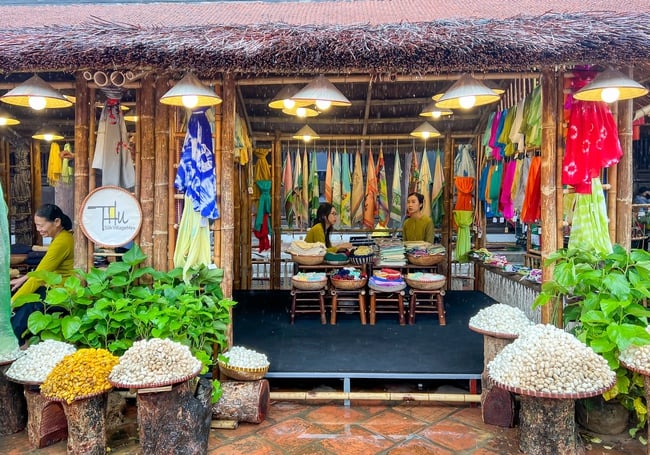 “ការបង្រួបបង្រួមបេតិកភណ្ឌ”៖ ផ្សព្វផ្សាយតម្លៃប្រពៃណីក្នុងលំហូរច្នៃប្រឌិតថាាំងឡុង-ហាណូយ - រូបថត ៤. “Hội tụ di sản”: Lan tỏa giá trị truyền thống trong dòng chảy sáng tạo Thăng Long – Hà Nội - Ảnh 4.