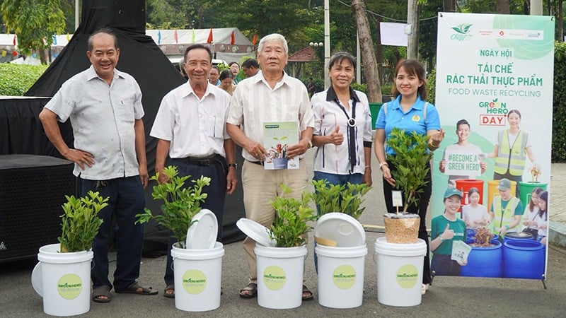 Många deltar i festivalen för återvinning av matavfall på den vegetariska matfestivalen 2025. (Foto: ORGANISATIONSKOMMITTÉN)