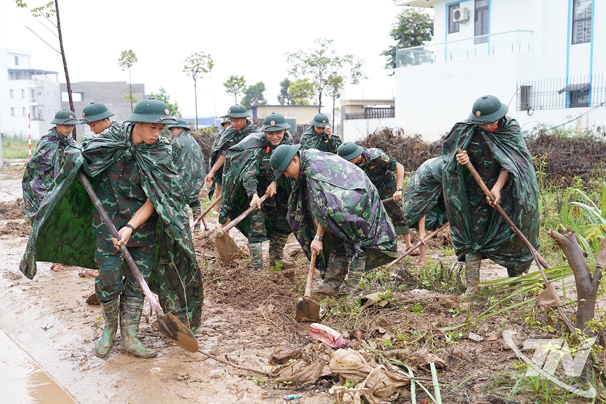 Forțele militare și polițienești s-au coordonat pentru a lansa o curățenie generală a mediului, contribuind la curățarea peisajului după furtună.