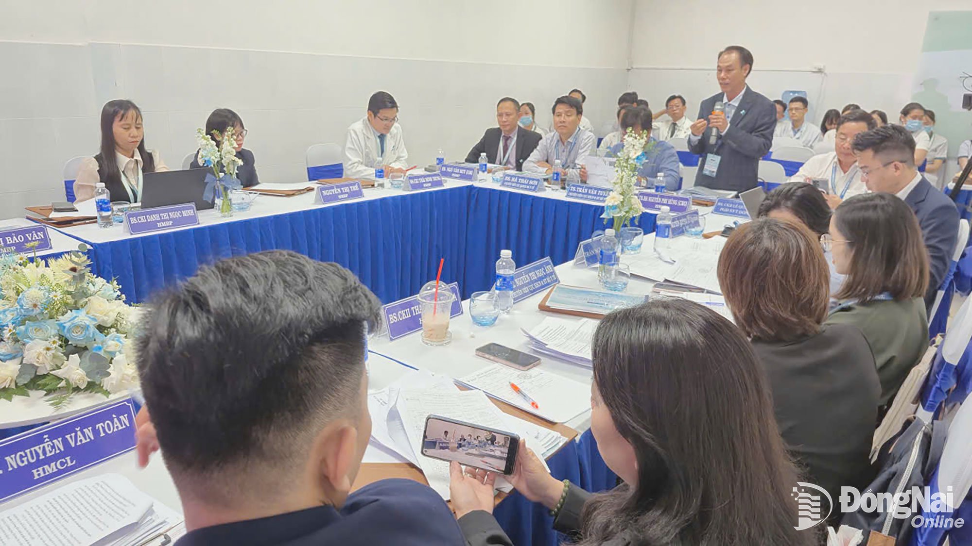 Dr. Nguyen Phi Hung, Direktur Rumah Sakit Hoan My Cuu Long, anggota Dewan Penilaian, berbicara pada pertemuan tersebut.