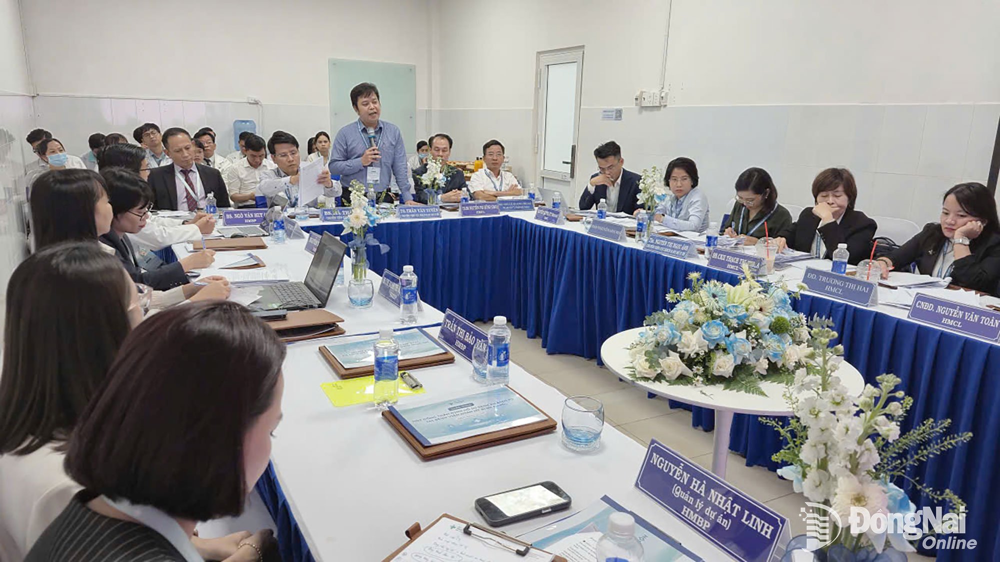 Dr. Tran Van Tuyen, pakar dari Departemen Sains, Teknologi, dan Elektronika, Kementerian Kesehatan, berbicara pada sesi penilaian.