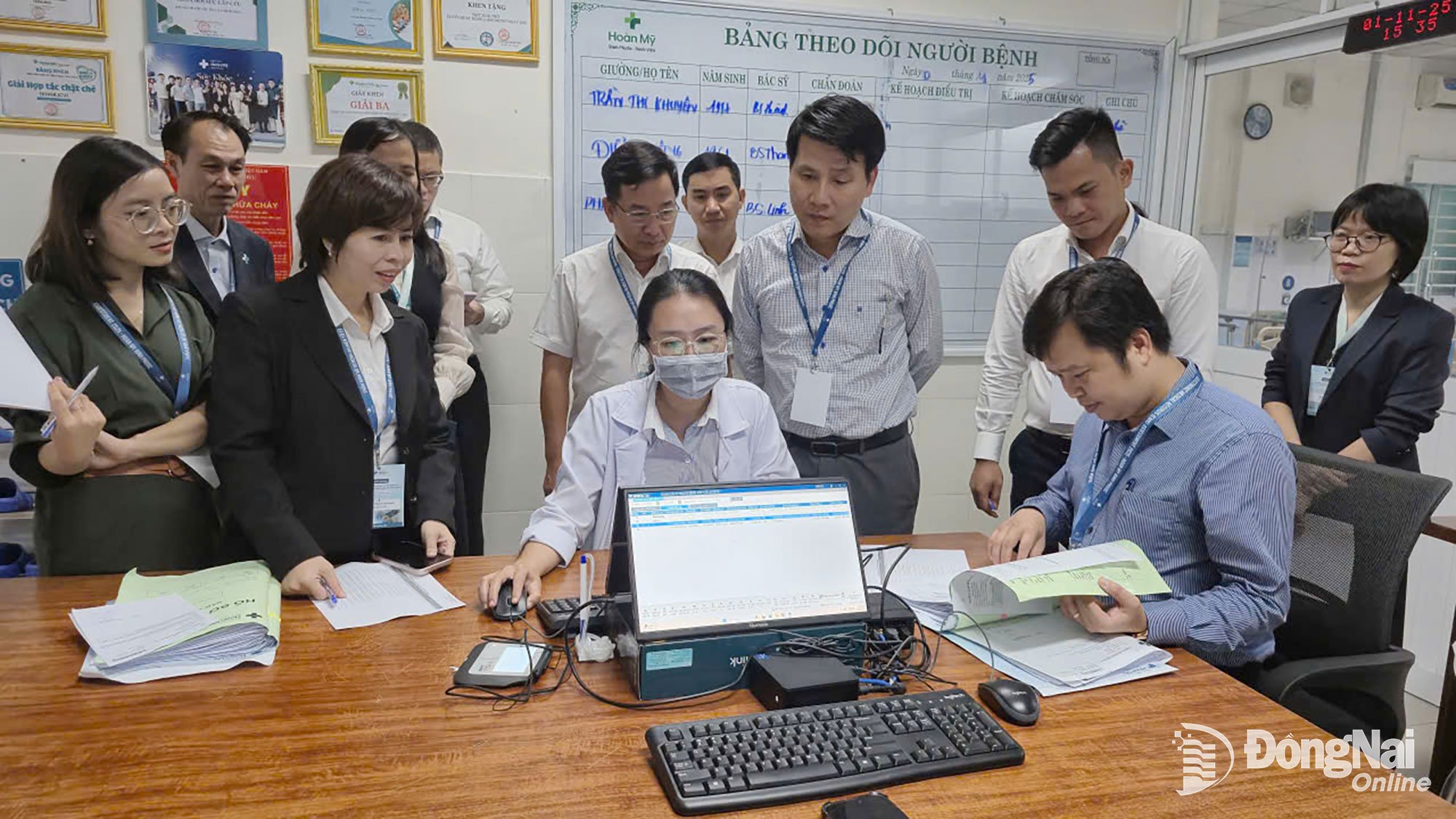 Dewan penilai memeriksa penerapan sebenarnya rekam medis elektronik di Departemen Gawat Darurat Rumah Sakit Hoan My Binh Phuoc.