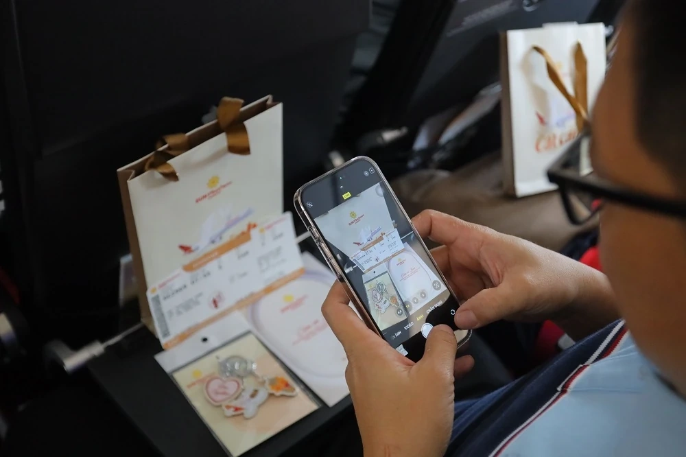 Gjestene fikk servert Maison Kayser-kaker og hørte på fiolin på den første flyvningen med Sun PhuQuoc Airways.