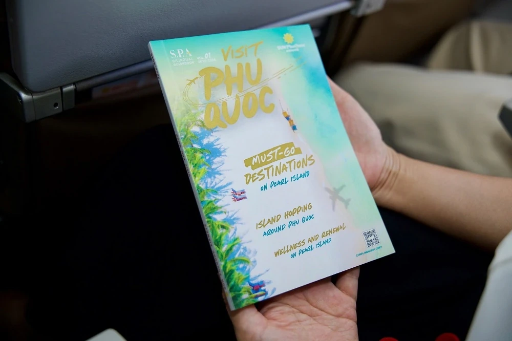 Gjestene fikk servert Maison Kayser-kaker og hørte på fiolin på den første flyvningen med Sun PhuQuoc Airways.