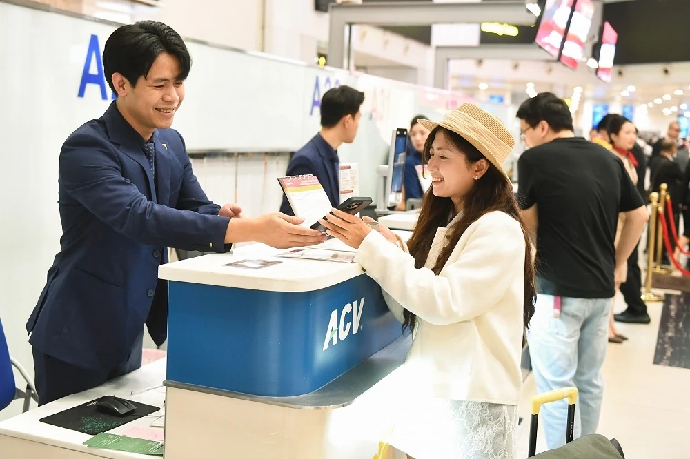 Gjestene fikk servert Maison Kayser-kaker og hørte på fiolin på den første flyvningen med Sun PhuQuoc Airways.