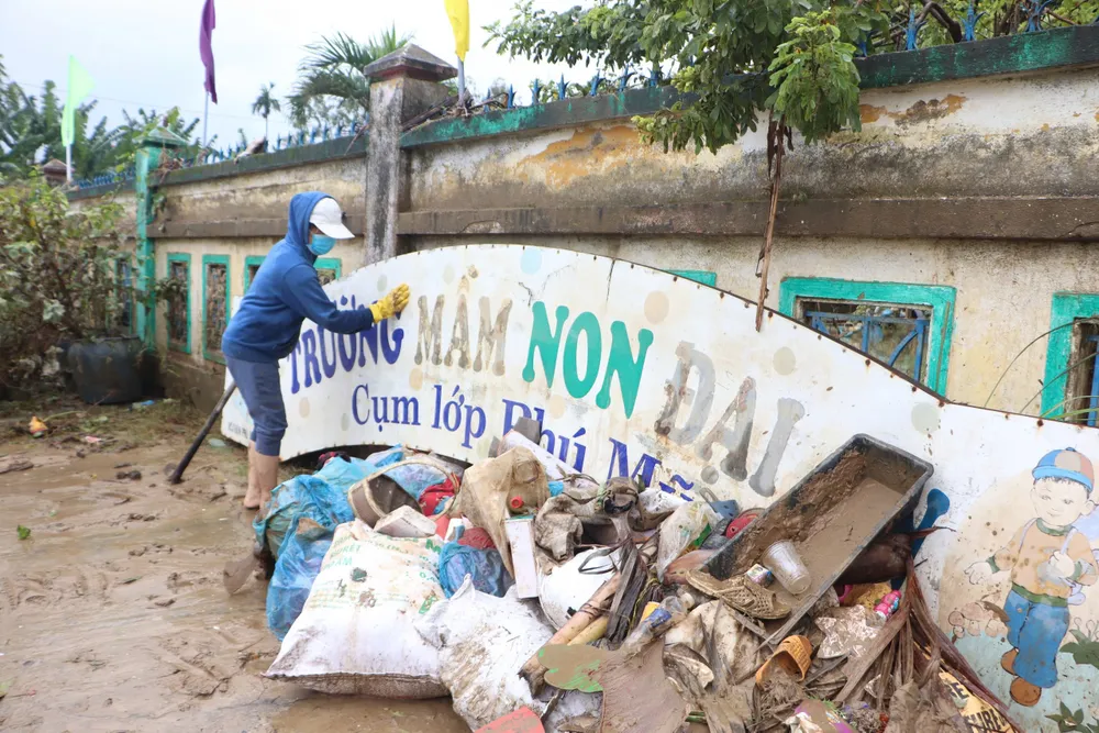 Lärarna på Dai An förskola städade snabbt upp skolan efter översvämningen.