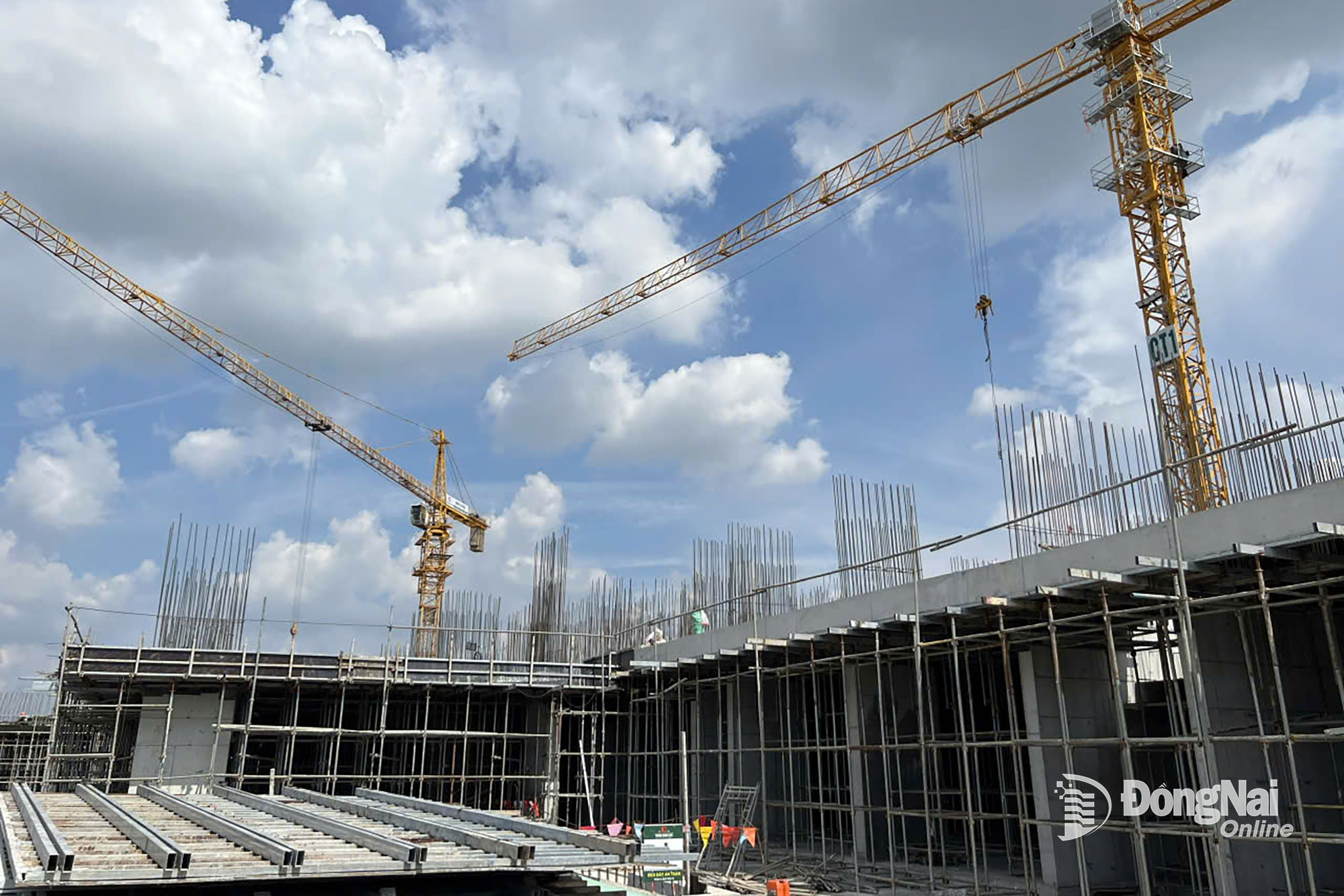 Dự án Nhà ở xã hội tại khu đất 1,4ha tại phường Long Hưng đang triển khai xây dựng. Ảnh: Hoàng Lộc
