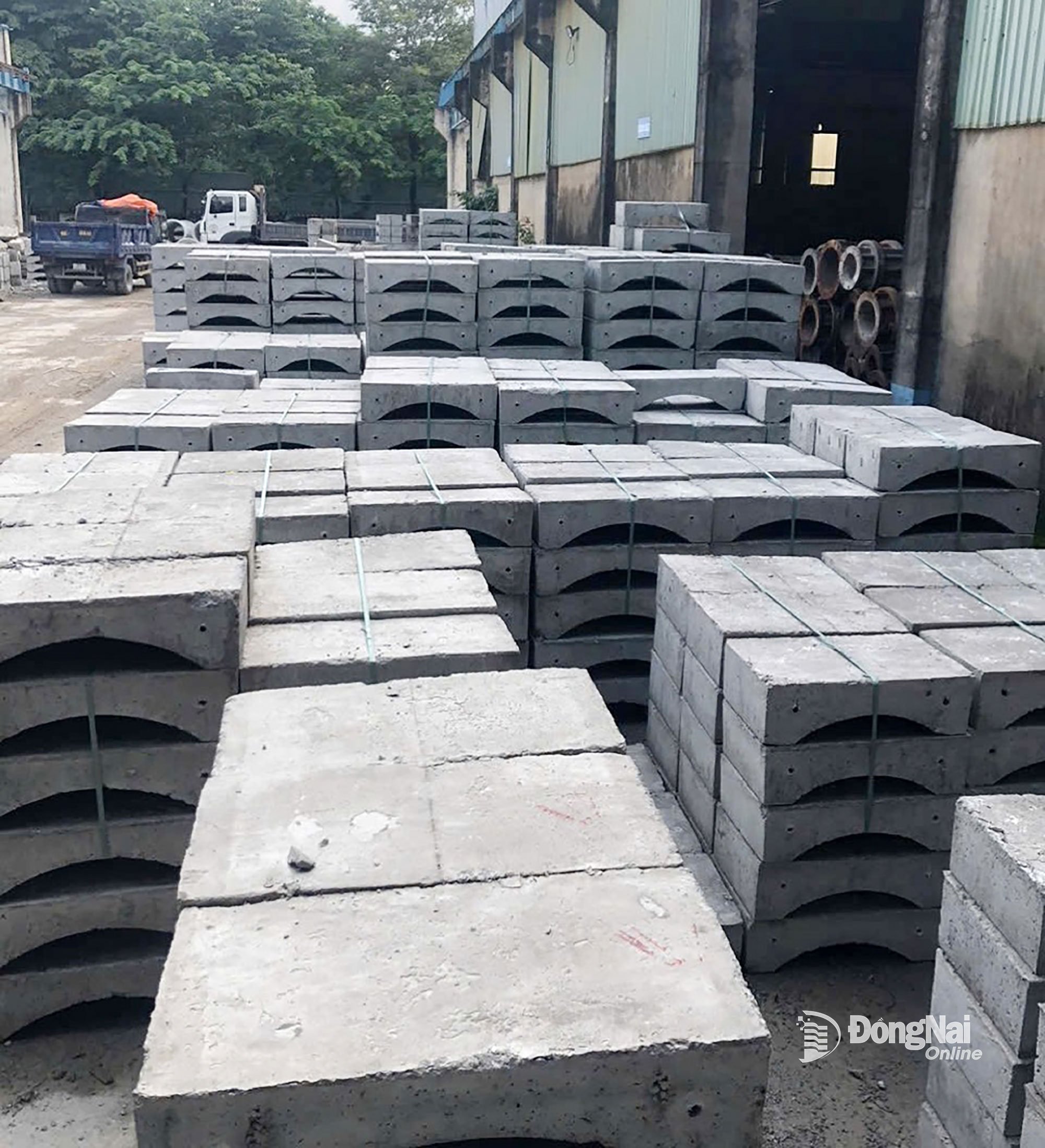 Empreiteiros estão moldando componentes de concreto para o Projeto de Construção de Estradas Provinciais 25C. Foto: Pham Tung 