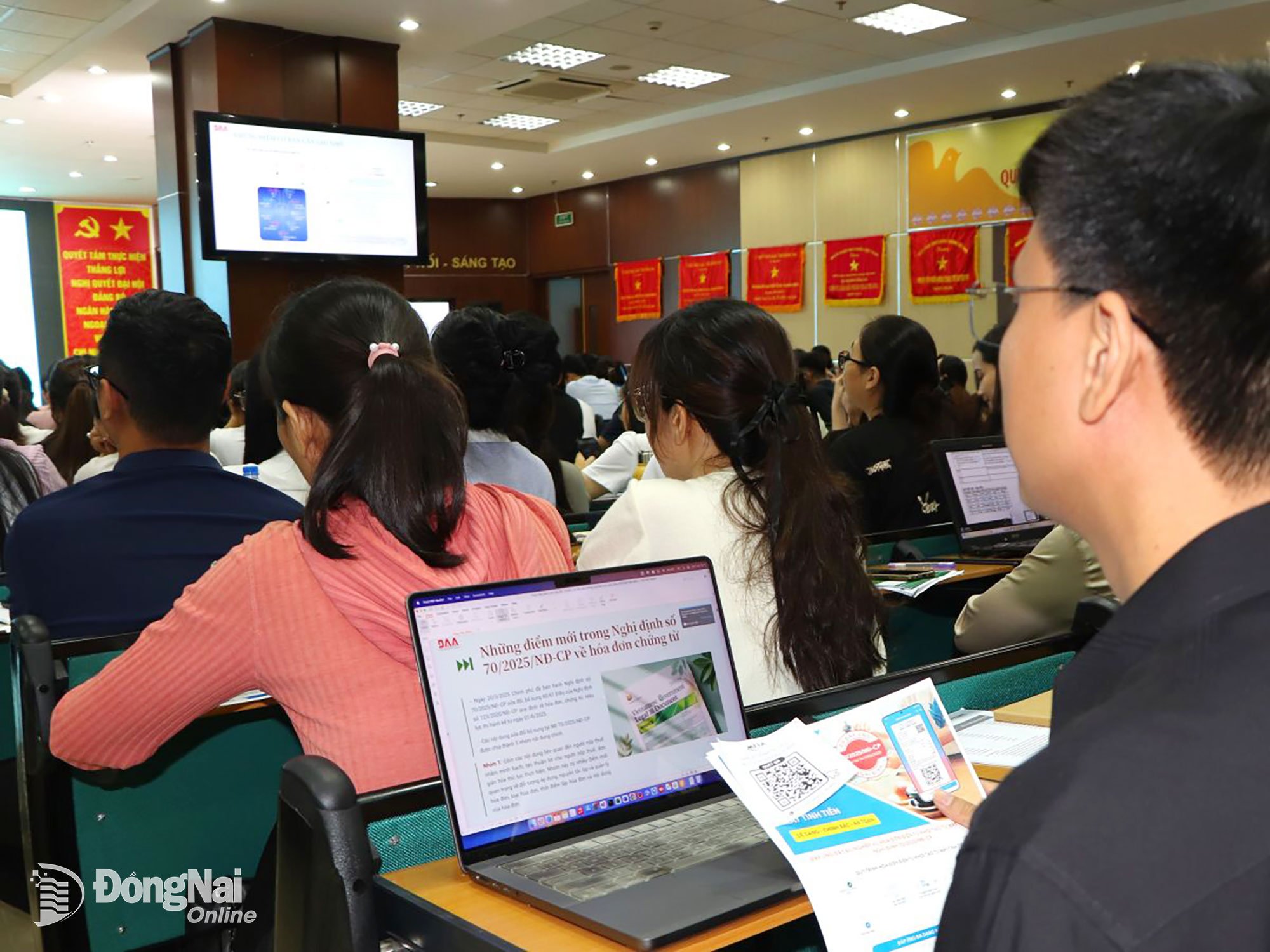 Daňoví poplatníci se seznamují s aktuální daňovou politikou. Foto: Ngoc Lien