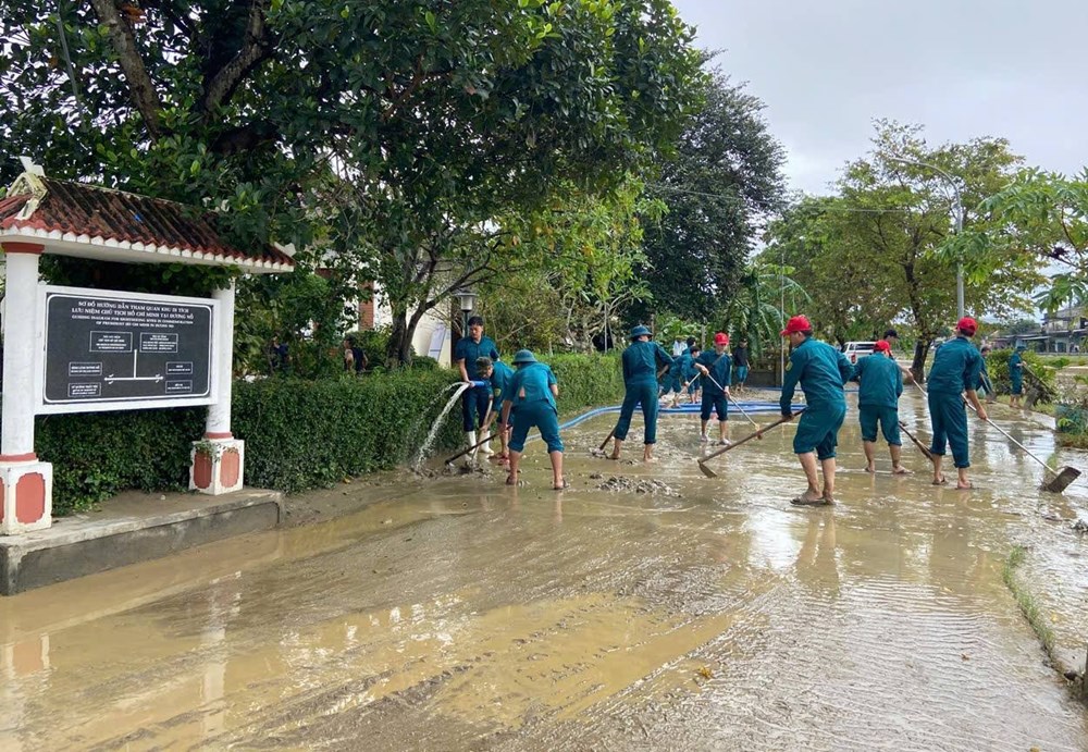 Dọn vệ sinh môi trường tại các di tích lưu niệm Chủ tịch Hồ Chí Minh